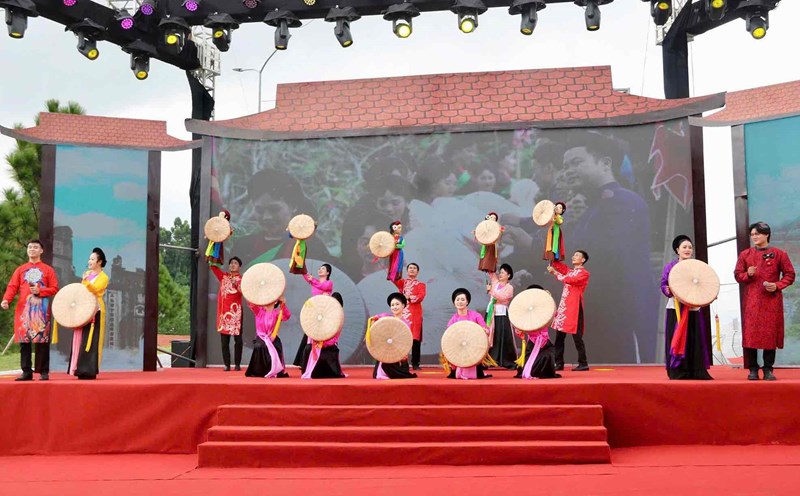 The traditional art performance opens the opening program of the Con Son - Kiep Bac Culture, Tourism and Trade Promotion Week 2025, attracting the attention of many people and tourists. Photo: Minh Khoi