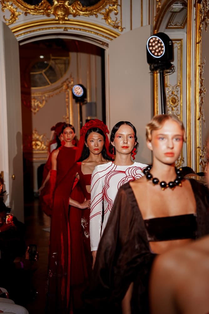 Lan tro lai Paris de trinh lang bo suu tap Couture Xuan He 2026 ‘Stairway to Heaven’, Ha Linh Thu da mat rat nhieu cong suc chuan bi, dac biet la viec chon dia diem to chuc show. Hotel Le Marois - mot dia diem noi tieng mang tinh lich su ve van hoa va kien truc nam ngay tai trung tam Paris - luon kin dac lich booking. 