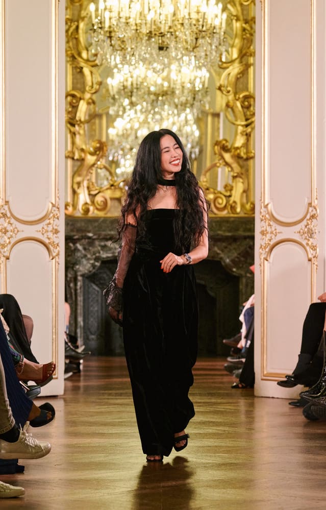 Noi tieng voi ky thuat xu ly nhung va lua, Ha Linh Thu  nang tam chat lieu bang theu tay truyen thong, dinh ket 3D va thu cong nghe thuat. Tu Ha Noi va TP. Ho Chi Minh, Ha Linh Thu da chinh phuc gioi mo dieu quoc te - nhung nguoi phu nu tim den thuong hieu khong chi de khoac len minh nhung thiet ke, ma con de song trong mot “loi song nhung lua”: t