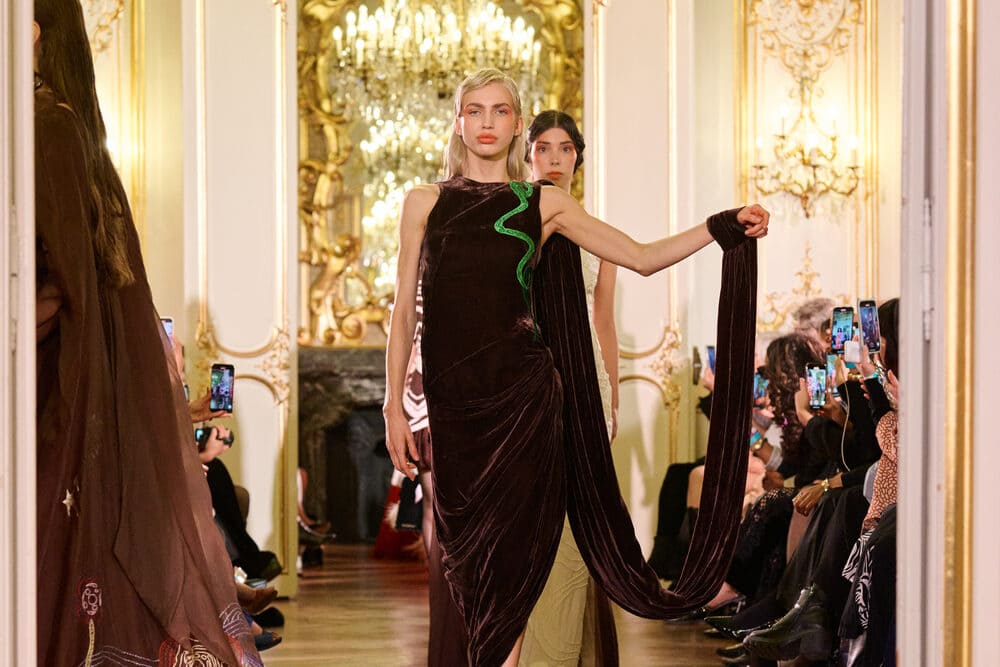 The collection " Stairway to Heaven" by designer Ha Linh Thu is introduced in France. Photo: Character provided