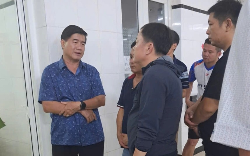 Mr. Nguyen Thien Van - Vice Chairman of Dak Lak Provincial People's Committee (left cover) went to the hospital to encourage the family of Mr. Le Phuoc Toan, who died while on duty. Photo: Cao Nguyen
