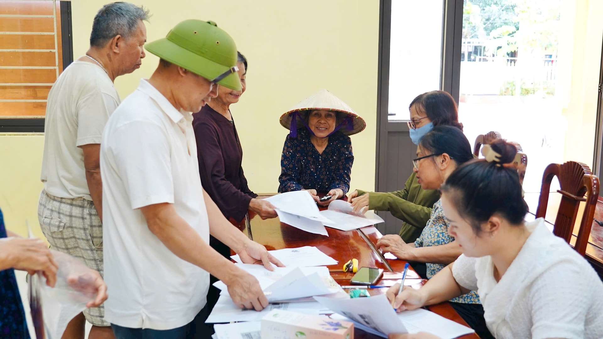 Can bo dia chinh xa Yen Lang kiem tra ho so, giay to dat nhu so do cua cac ho dan de chuan hoa du lieu dat dai. Anh: Hong Luong