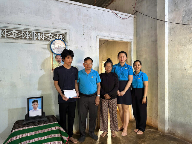 Dak Lak성 노동총연맹 지도부가 Y Luk Nie Hrah 조합원 가족에게 황금 마음 자선 기금의 지원금을 전달하고 있습니다. 사진: Le Duyen