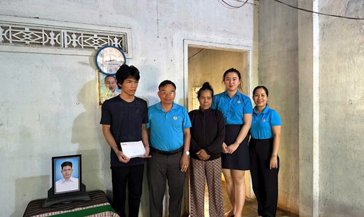 Lãnh đạo LĐLĐ tỉnh Đắk Lắk trao số tiền hỗ trợ của Quỹ Xã hội từ thiện Tấm lòng vàng cho gia đình đoàn viên Y Lữk Niê Hrah. Ảnh: Lê Duyên