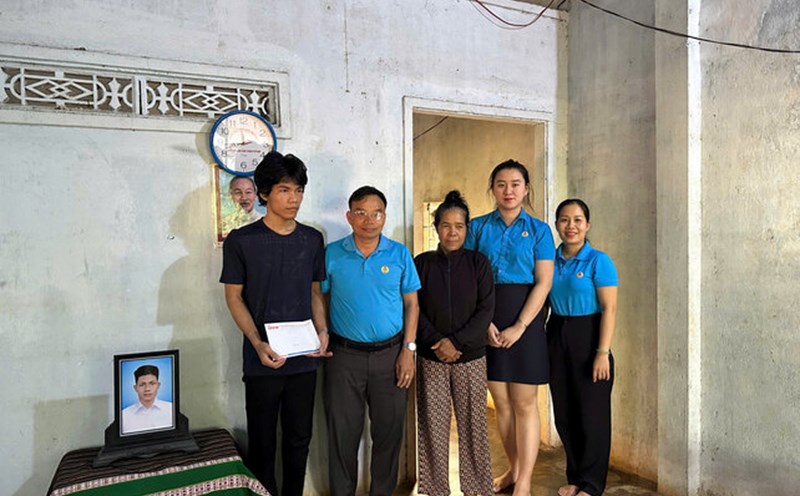 The leaders of the Dak Lak Provincial Federation of Labor presented the support money from the Golden Heart Social Charity Fund to the family of union member Y Luck Nie Hrah. Photo: Le Duyen