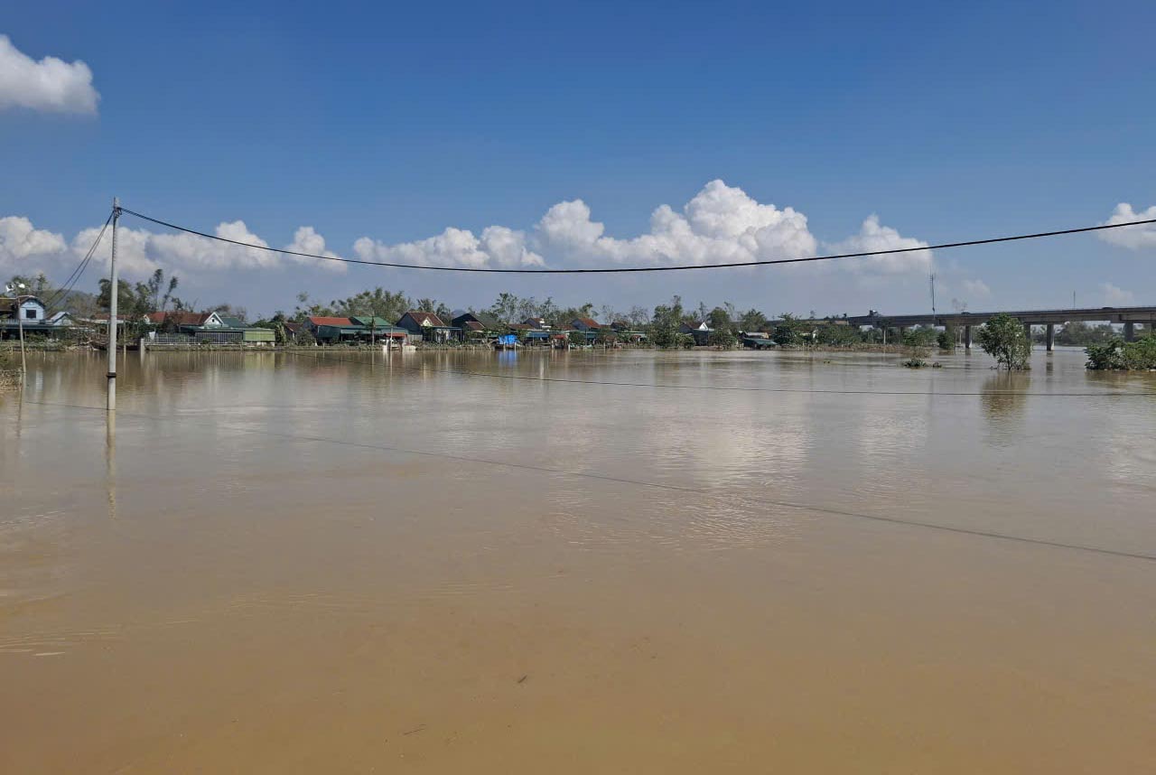 Nuoc song La o xa Duc Quang sang ngay 4.10 van con cao. Anh: Tran Tuan.