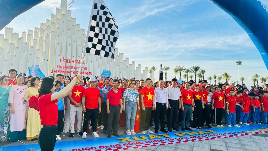 A large number of people and tourists attended the 1,000m walking to open the Nghinh Ong Thang Tam Festival in Vung Tau ward. Photo: Thanh An