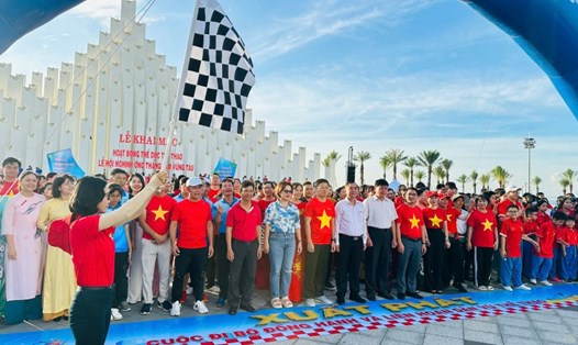 Đông đảo người dân, du khách tham dự đi bộ 1.000m khai mạc Lễ hội Nghinh Ông Thắng Tam tại phường Vũng Tàu. Ảnh: Thành An