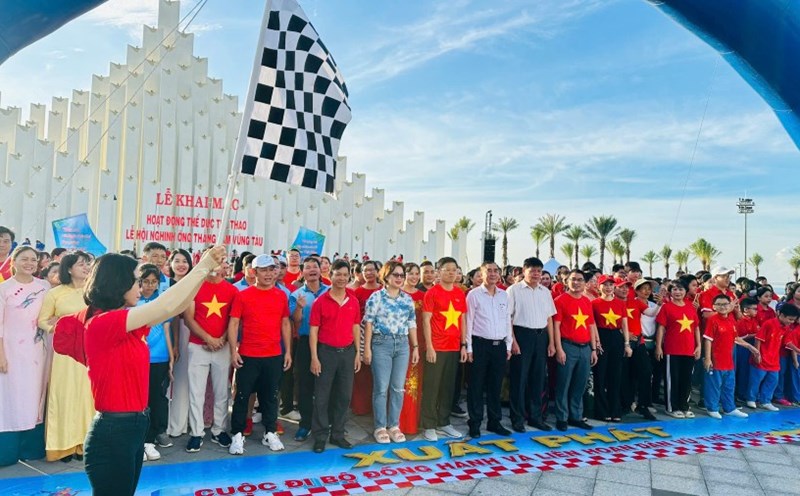 A large number of people and tourists attended the 1,000m walking to open the Nghinh Ong Thang Tam Festival in Vung Tau ward. Photo: Thanh An