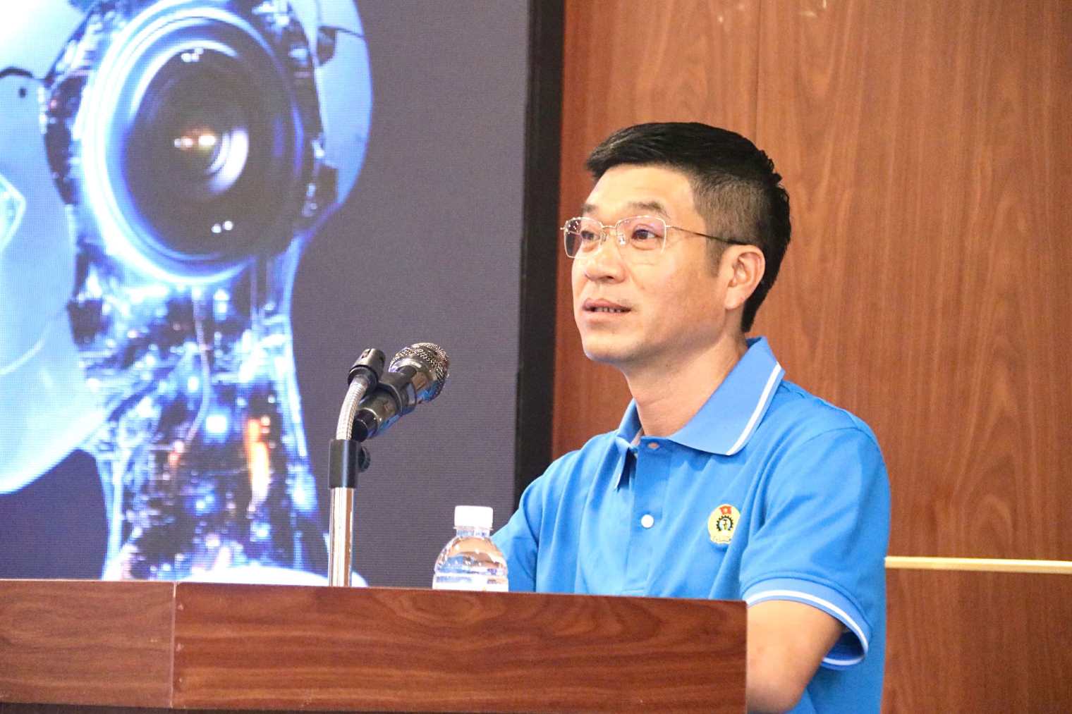 Ong Le Van Toan - Chu tich Cong doan Cong ty TNHH Dong tau HD Hyundai Viet Nam khai mac chuong trinh tap huan nam 2025. Anh: Phuong Linh