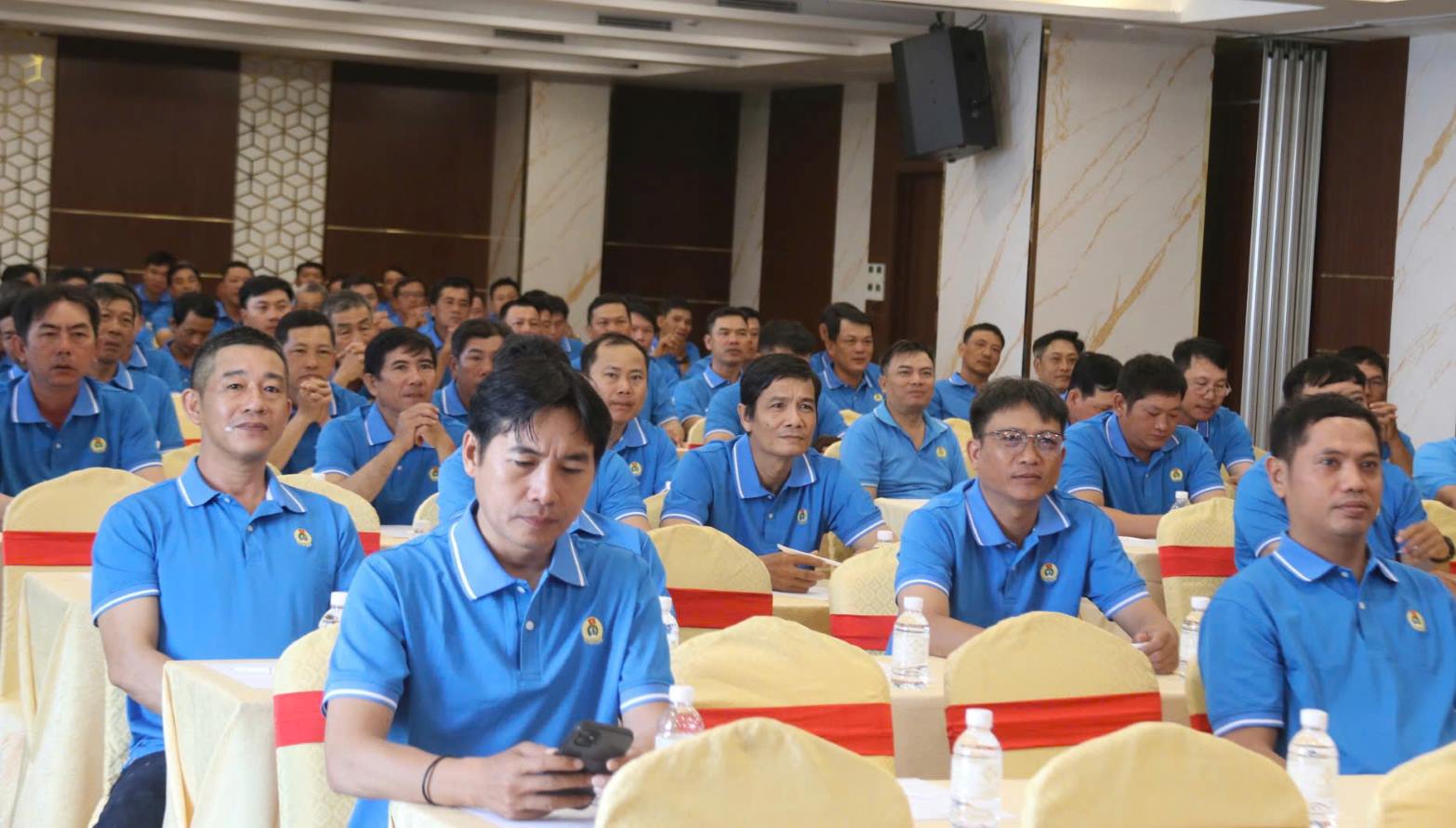 Cac can bo cong doan Cong doan Cong ty TNHH Dong tau HD Hyundai Viet Nam hoc ve ung dung AI. Anh: Phuong Linh