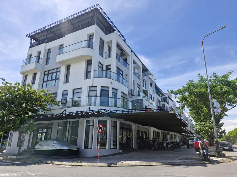 Nguyen Sinh Sac通り(ダナン市)の隣接する別荘エリア。写真:Thu Giang