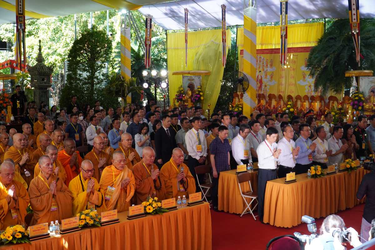 A grand super-praying ceremony for victims of traffic accidents. Photo: Phuong Linh
