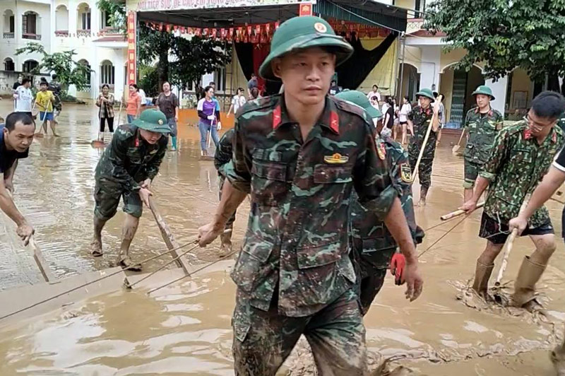 Luc luong Quan doi, Bo doi Bien phong giup nguoi dan khac phuc hau qua mua bao. Anh: Bo CHQS Cao Bang