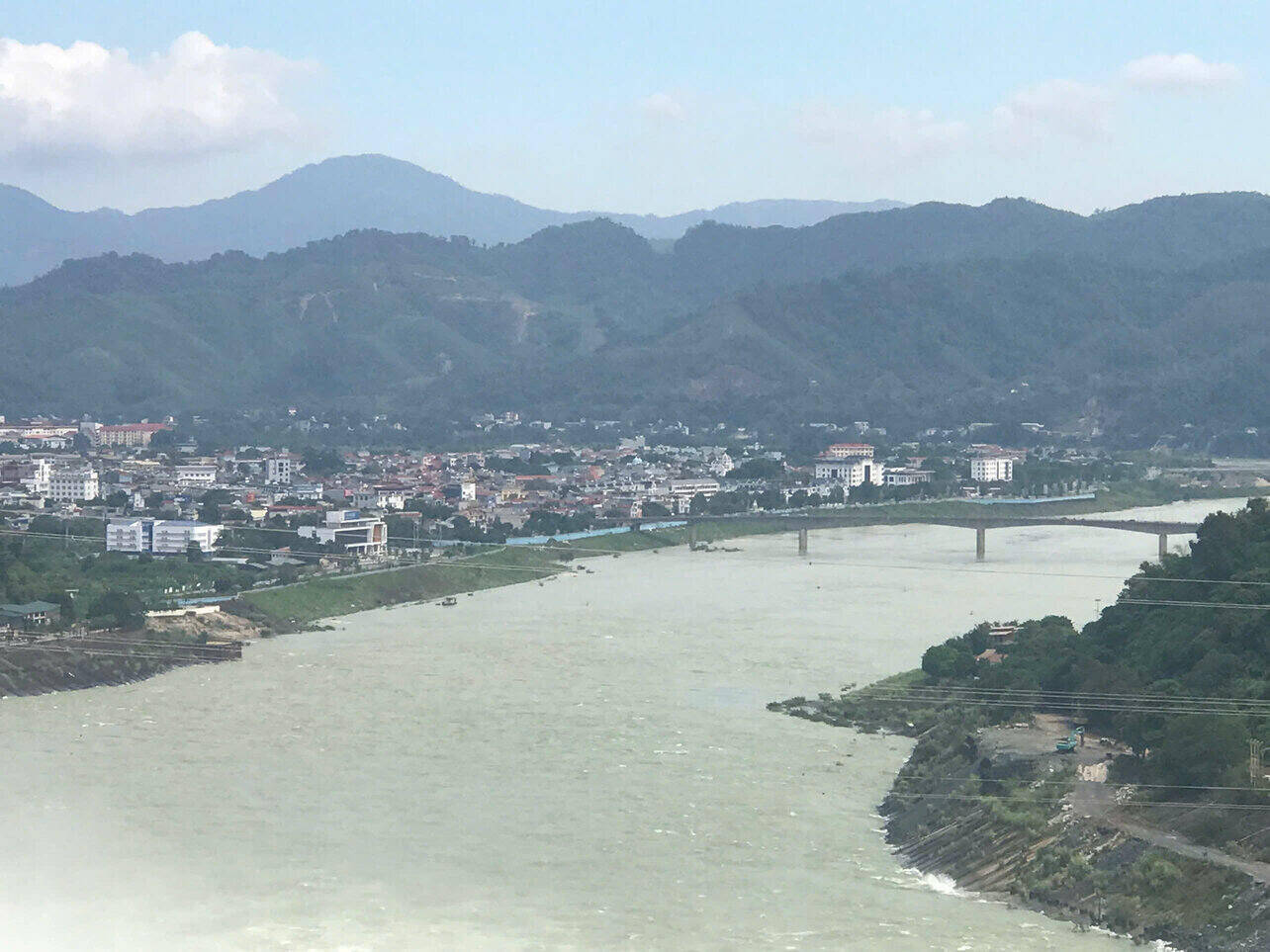Sau khi thuy dien xa lu, muc nuoc o phia ha luu song Da da dang cao. Anh: Minh Nguyen 