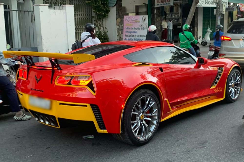 The Chevrolet Corvette C7 Z06 with a unique red-yellow color combination appeared in Khanh Hoa, attracting the attention of sports car enthusiasts. Photo: Nguyen Khang