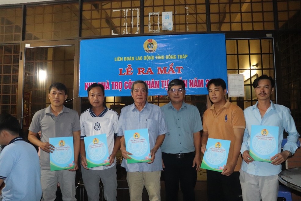 Lanh dao Dang uy xa Tan Huong trao Quyet dinh thanh lap To cong nhan tu quan va To hoa giai Bay Van. Anh: Luu Hung