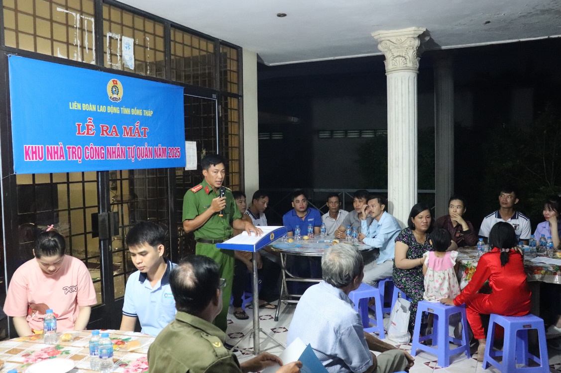 Cong an xa Tan Huong tuyen truyen phong, chong toi pham va an ninh trat tu trong cong nhan lao dong. Anh: Luu Hung