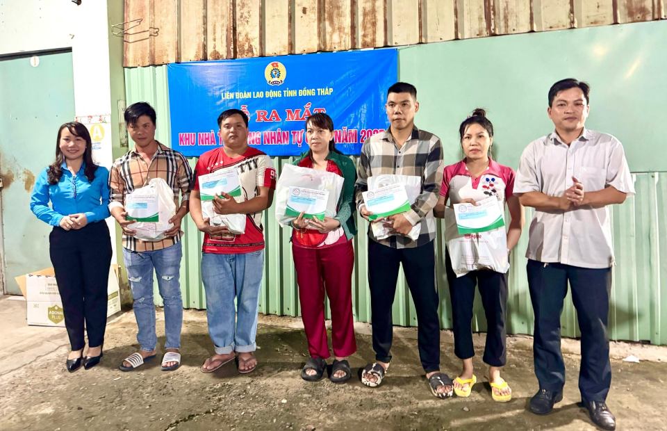 Lanh dao LDLD tinh Dong Thap, UBND xa Tan Huong trao qua cho cong nhan lao dong kho khan. Anh: Luu Hung