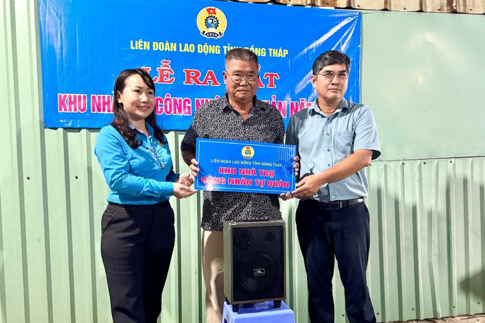 Lanh dao LDLD tinh Dong Thap trao tang qua cho khu nha tro cong nhan tu quan. Anh: Luu Hung