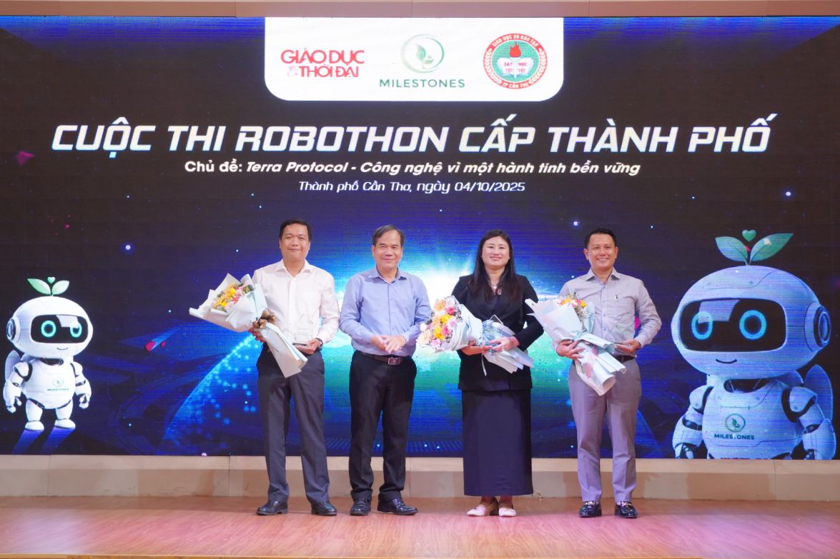 Pho Giam doc So GD&DT Nguyen Phuc Tang trao hoa cho Ban To chuc. Anh: Ta Quang