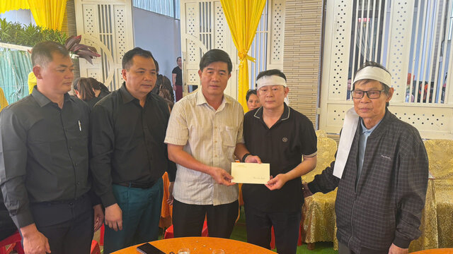 Mr. Nguyen Thien Van (in white shirt) visited and encouraged the family of Mr. Le Phuoc Toan - Chairman of Dray Bham Commune People's Committee who died while on duty. Photo: Bao Trung