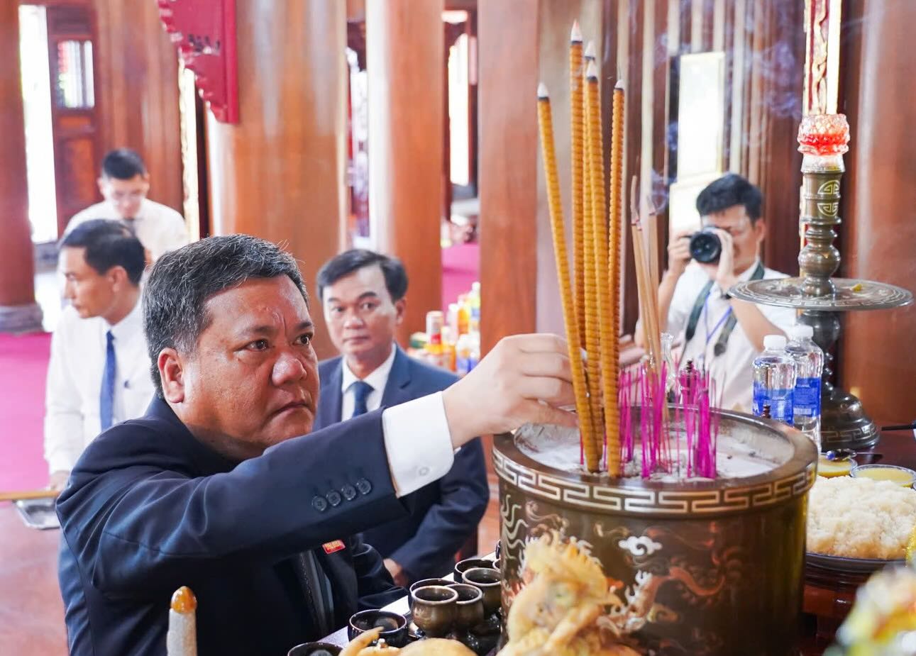 Cac dai bieu dang huong tri an tai Den tho Bac Ho va cac anh hung liet si tinh Quang Tri. Anh: Van Thanh