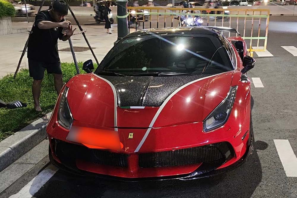 Mansory、Pogea Racing、Vossenの3ブランドの組み合わせモデルであるフェラーリ488 GTBが、ホーチミン市の街路に際立って現れています。写真:スアン・ラム