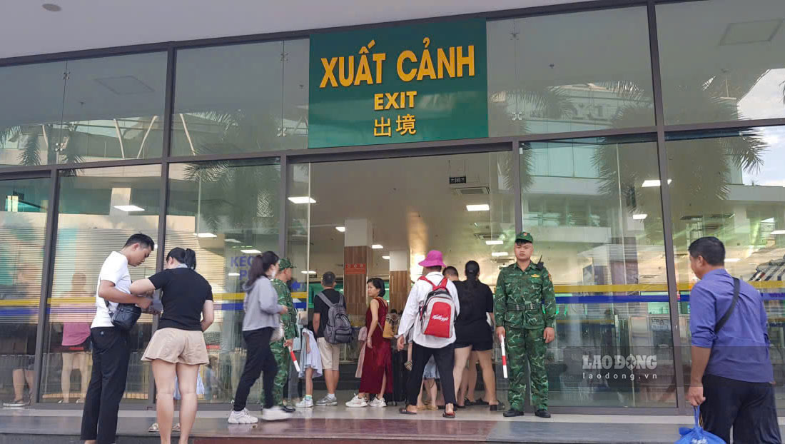 Moi ngay co khoang 3.000 - 4.000 luot xuat nhap canh qua Cua khau quoc te Lao Cai - Ha Khau. Anh: Trong Loc