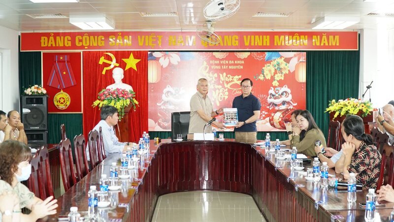 Mr. Nay Phi La - Director of the Department of Health presented the decision on personnel work to Mr. Nguyen Ngoc Thinh - Deputy Director of the Central Highlands General Hospital. Photo: Dak Lak Department of Health