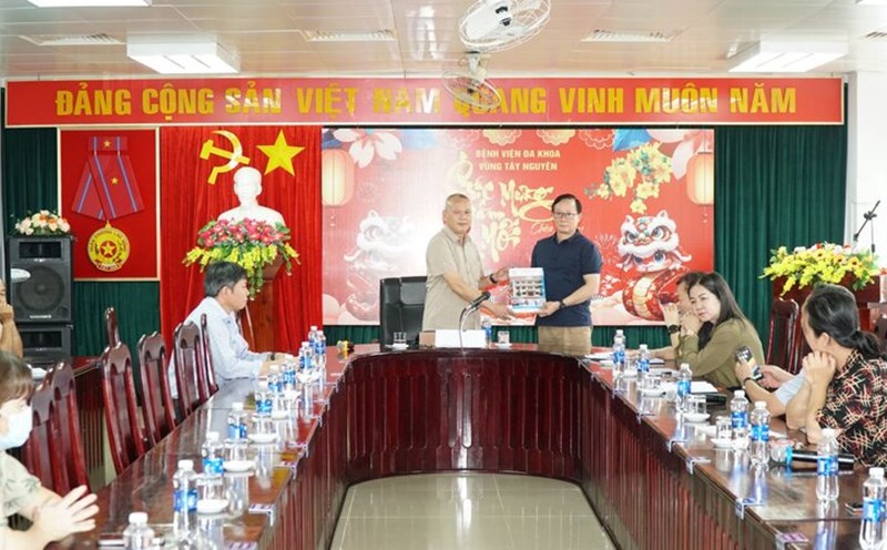 Mr. Nay Phi La - Director of the Department of Health presented the decision on personnel work to Mr. Nguyen Ngoc Thinh - Deputy Director of the Central Highlands General Hospital. Photo: Dak Lak Department of Health