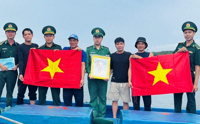 Quang Ngai Border Guard propagates against illegal fishing for fishermen. Photo: Vien Nguyen