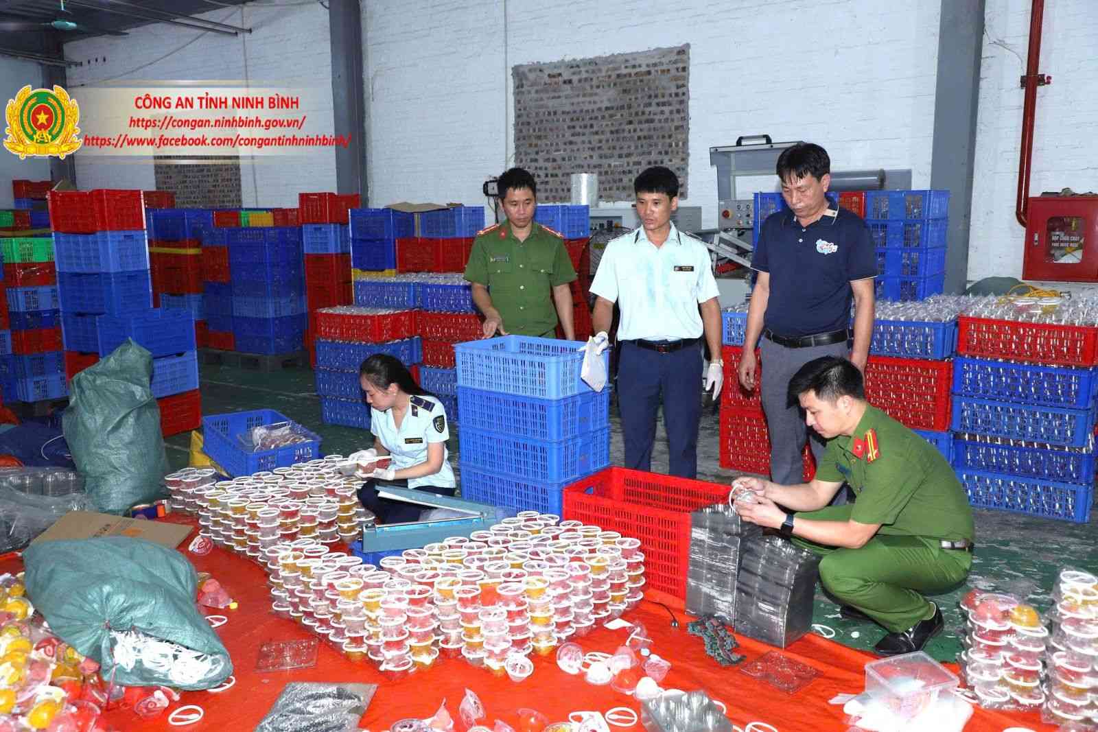 기능 부대는 닌빈성 리엠뚜옌동에 있는 My Candy Vietnam Co. Ltd.의 출처 불명의 재료와 첨가물을 사용한 대량의 식품 과자 사탕을 압수했습니다. 사진: 응우옌 빈