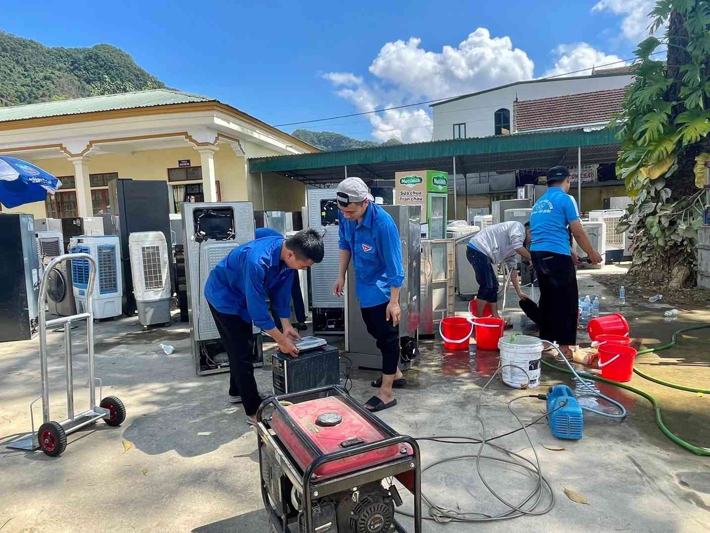 Jovenes de la Union de Jovenes de Nghe An despliegan un servicio de reparacion gratuito de equipos electronicos y de calefaccion para ayudar a la gente en las zonas inundadas. Foto: Ngoc Anh