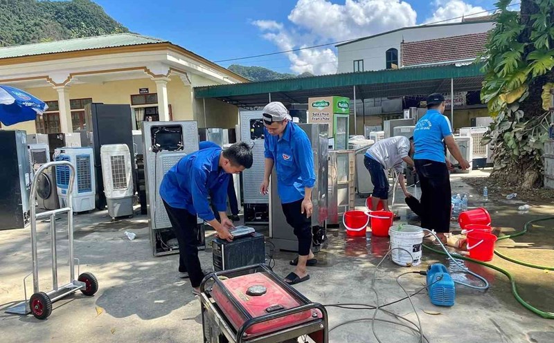 Nghe An Youth Union members launched a campaign to repair electronic and refrigerated equipment for free to help people in flooded areas. Photo: Ngoc Anh