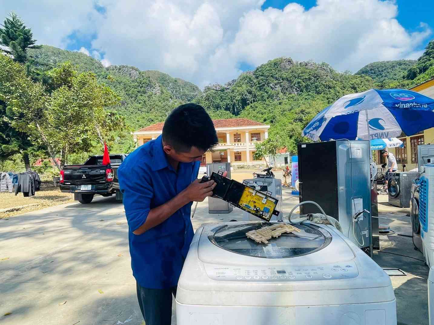 Cac tinh nguyen vien miet mai lam viec giup ba con. Anh: Ngoc Anh