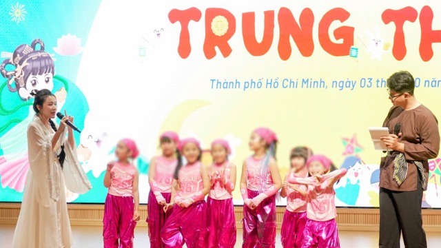 Ngoai ra, cac be cua can bo, nhan vien, nguoi lao dong lam viec tai Benh vien Quan y 175 duoc don Tet trung thu dang nho. Anh: BVCC