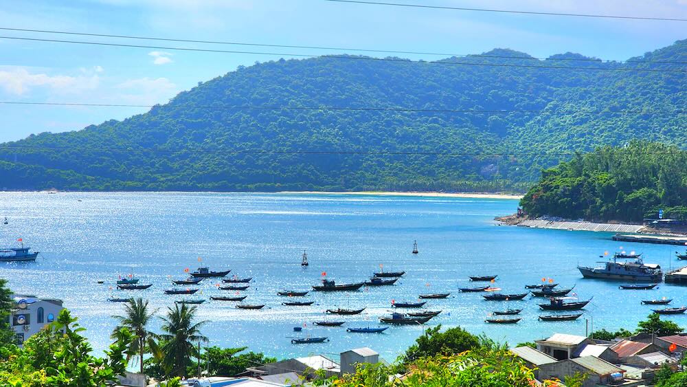 1. Đảo Cù Lao Chàm thuộc xã Tân Hiệp (TP Đà Nẵng) có diện tích tự nhiên 16,43 km2, quy mô dân số hơn 2.600 người. Đây là điểm đến thu hút du khách trong và ngoài nước vào mỗi dịp hè.