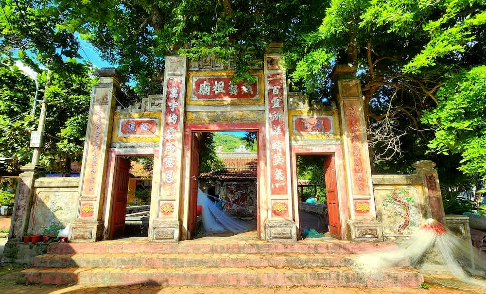 Di tích cấp quốc gia Miếu Tổ nghề yến được xây dựng vào năm 1848 để thờ Tổ nghề khai thác yến sào và các vị thần bảo hộ nghề. Hàng năm, vào ngày 10/3 Âm lịch, lễ tế Tổ nghề khai thác yến sào được tổ chức trang trọng tại ngôi miếu này