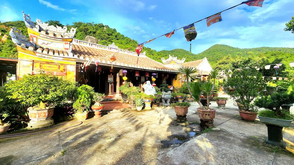 Di tích cấp quốc gia chùa Hải Tạng. Đây là ngôi chùa đầu tiên được xây dựng tại đảo Cù Lao Chàm vào năm 1758. Chùa có kiến trúc khá độc đáo, vị trí nằm sát chân núi phía Tây của đảo, lưng tựa vào núi, mặt nhìn ra cánh đồng lúa duy nhất trên đảo.