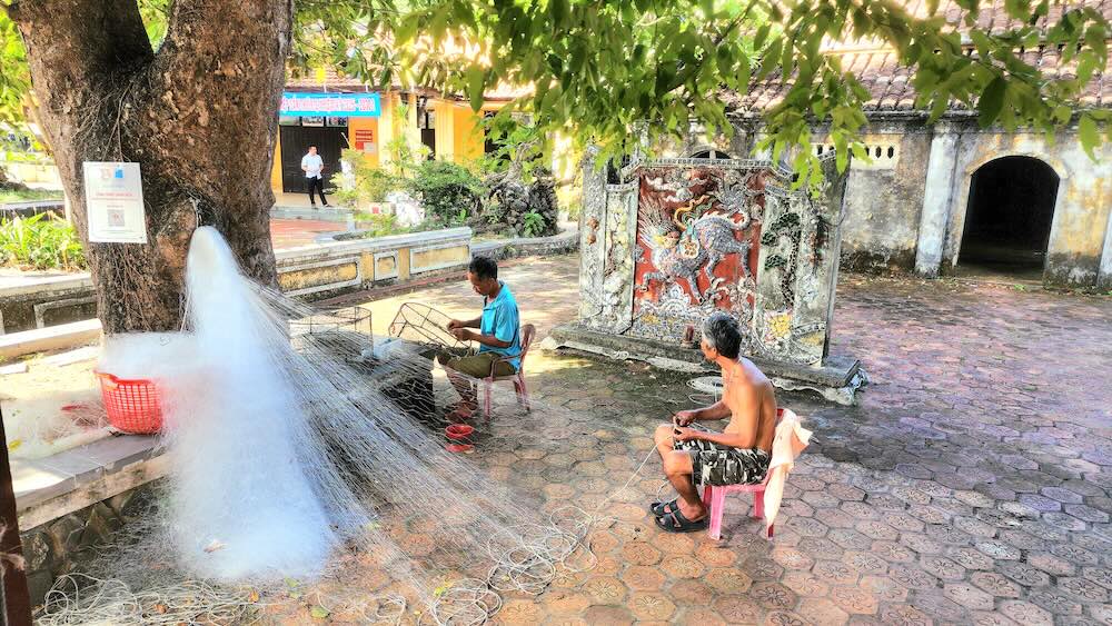 Người dân tại Cù Lao Chàm rất thân thiện, mến khách. Đến đây, du khách cũng có thể hòa mình vào nhịp sống bình yên cùng với dân đảo.