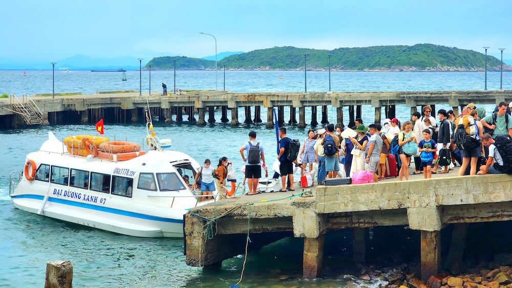 Nằm cách bờ biển Cửa Đại khoảng 15km nên chỉ mất chừng 20 phút di chuyển bằng cano, du khách đã có thể đặt chân đến tham quan Cù Lao Chàm.