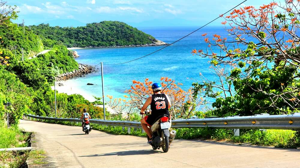 Đặt chân đến đảo Cù Lao Chàm, xe máy là phương tiện được nhiều du khách lựa chọn để di chuyển. Những con đường bê tông uốn lượn quanh đảo đưa du khách đến tham quan nhiều địa điểm thiên nhiên, văn hóa, lịch sử.