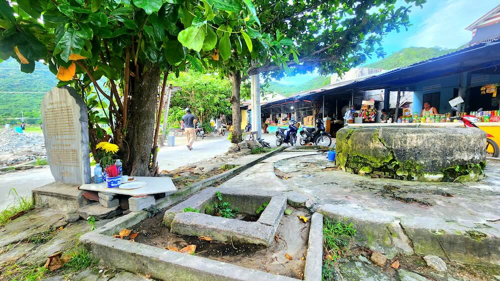Trên đảo Cù Lao Chàm hiện có nhiều di tích thể hiện rõ nét đời sống văn hóa tinh thần, tín ngưỡng của cư dân đảo qua các thời kỳ. Trong ảnh, di tích cấp quốc gia Giếng xóm Cấm - giếng cổ do người Chăm xây dựng từ xưa và hiện là điểm đến tiêu biểu tại đảo.