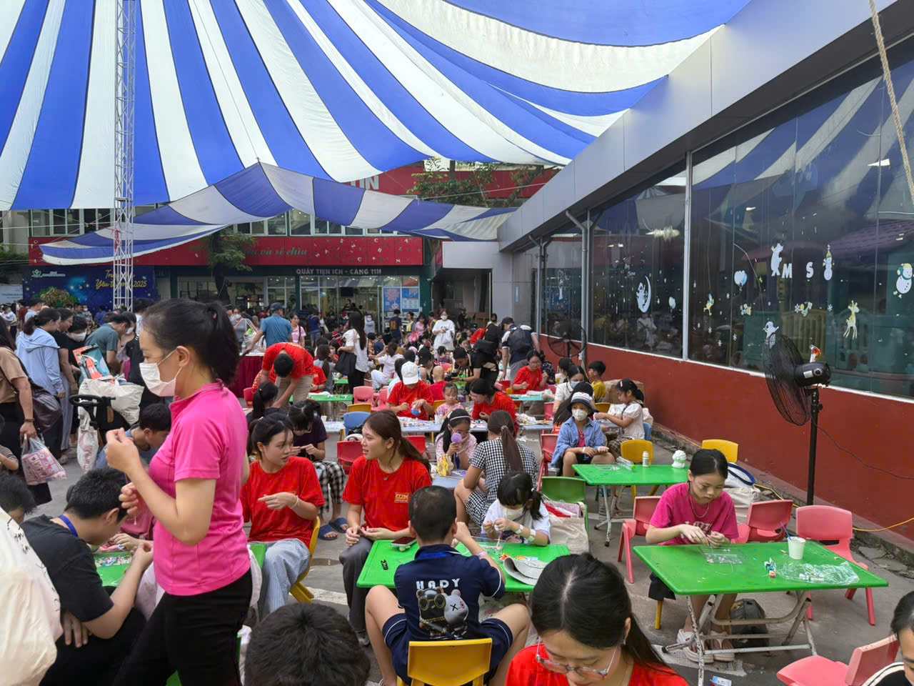 Programa 'Trung thu yeu thuong' de niños con manos llenas de ampollas de inyeccion. Foto: Ha Le