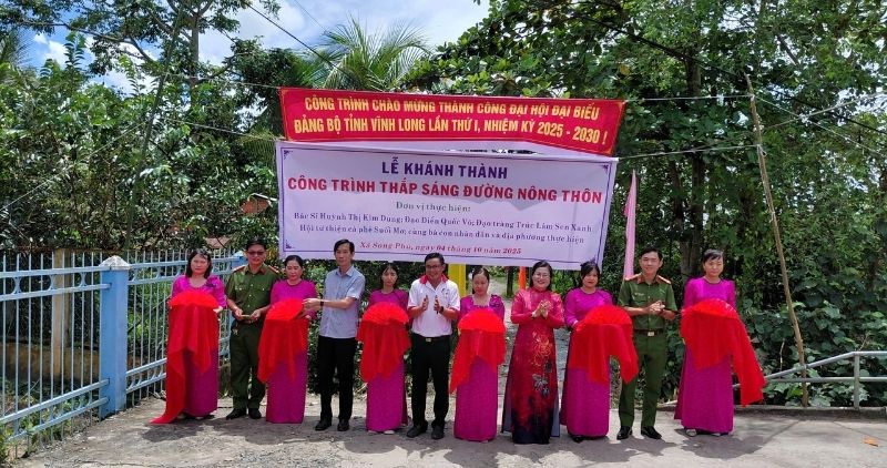Delegates and people of Song Phu commune were excited to attend the inauguration ceremony of the project to light up the countryside, welcoming the success of the Vinh Long Provincial Party Congress. Photo: Hoang Loc