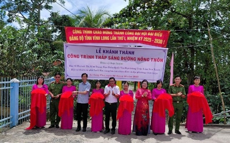 Delegates and people of Song Phu commune were excited to attend the inauguration ceremony of the project to light up the countryside, welcoming the success of the Vinh Long Provincial Party Congress. Photo: Hoang Loc