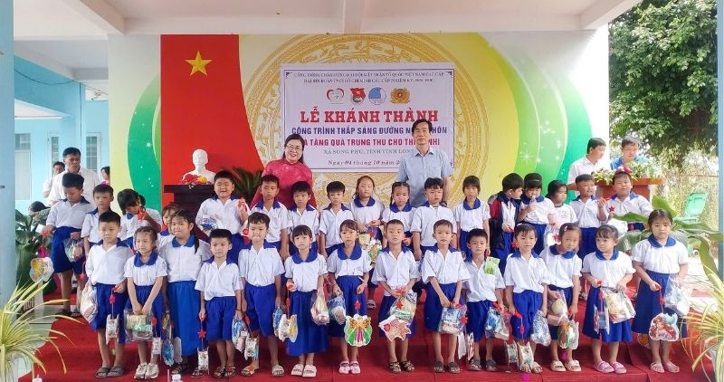 Thieu nhi xa Song Phu nhan qua Trung thu y nghia tu cac don vi tai tro. Anh: Hoang Loc