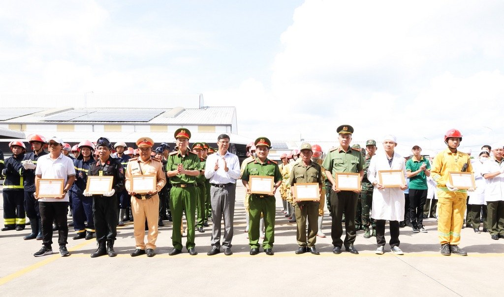 Thua uy quyen Chu tich UBND thanh pho, Dai ta Le Duc Bay - Pho Giam doc Cong an TP trao Bang khen cho tap the, ca nhan co thanh tich xuat sac trong thuc tap; Cac tap the, ca nhan co thanh tich xuat sac nhan Giay khen cua Giam doc Cong an TP. Anh: Cong an Can Tho