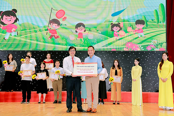 Cong ty Tan Hiep Phat trao tang hang ngan phan qua trung thu cho cac em thieu nhi co hoan canh kho khan tai khu vuc Binh Duong (nay la TP.HCM). Anh: Tan Hiep Phat